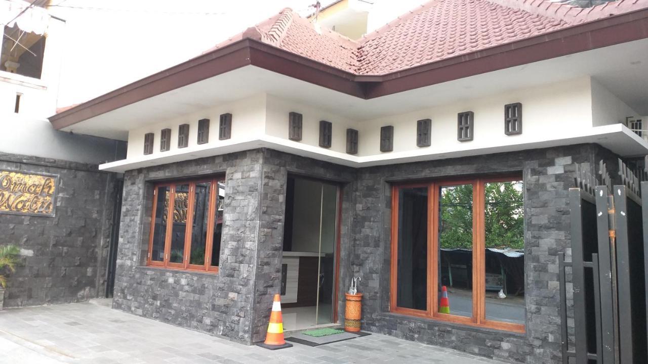 Omah Watu Homestay ジョグジャカルタ エクステリア 写真