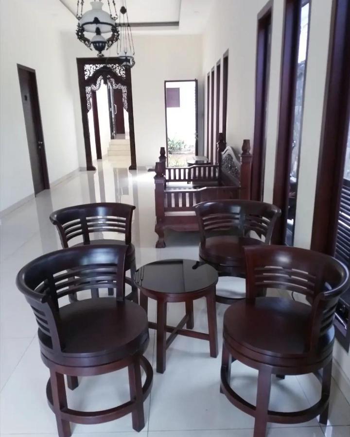 Omah Watu Homestay ジョグジャカルタ エクステリア 写真