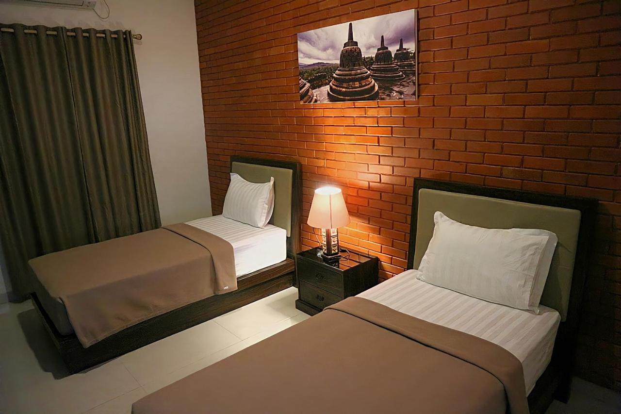 Omah Watu Homestay ジョグジャカルタ エクステリア 写真